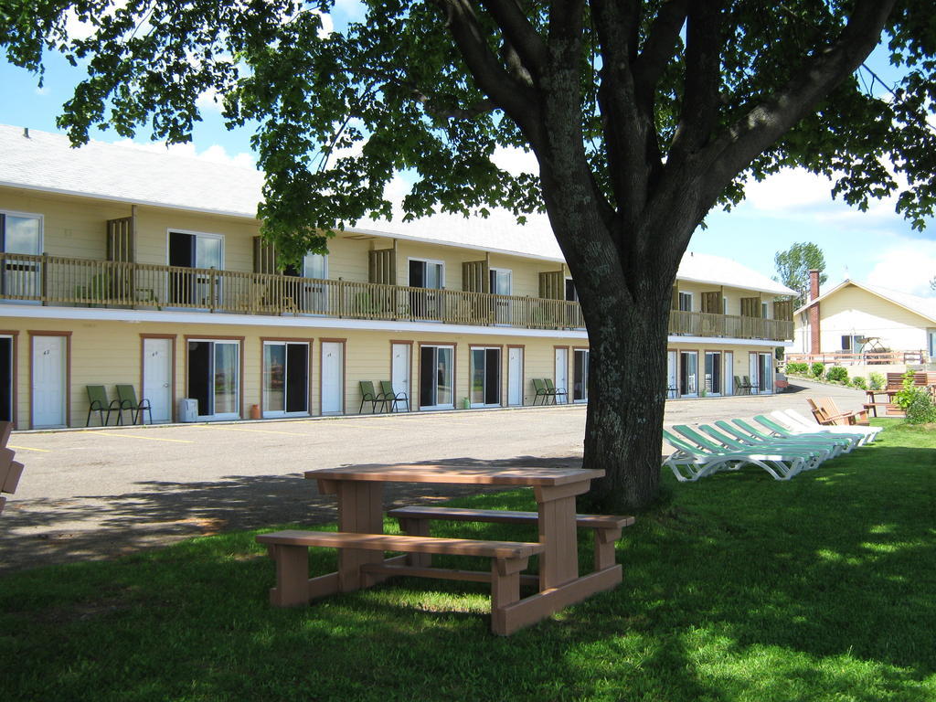 Motel Carleton Sur Mer Bagian luar foto