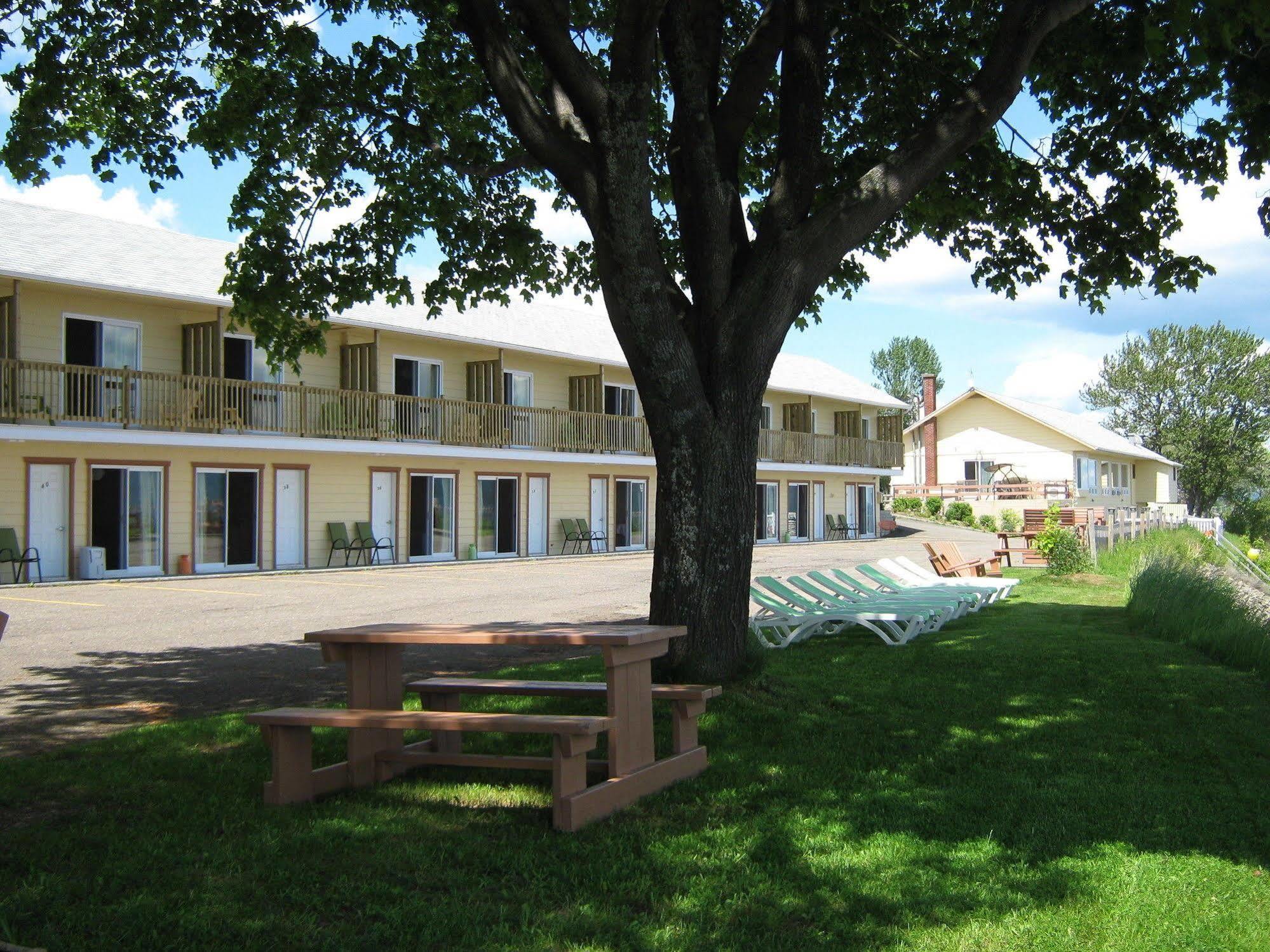 Motel Carleton Sur Mer Bagian luar foto